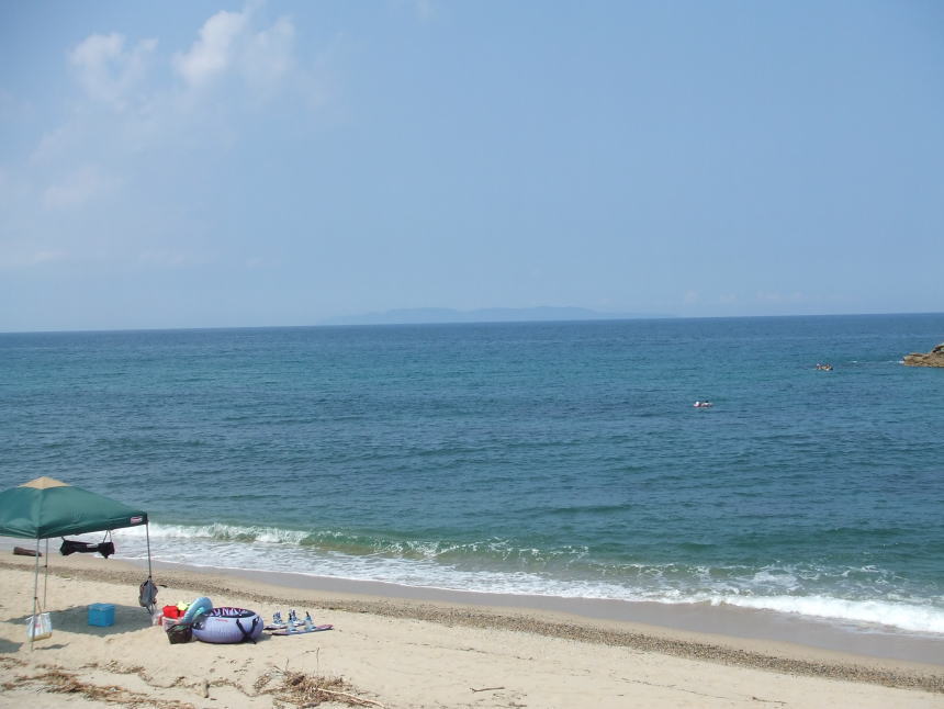 笹川流れ付近から見えた粟島