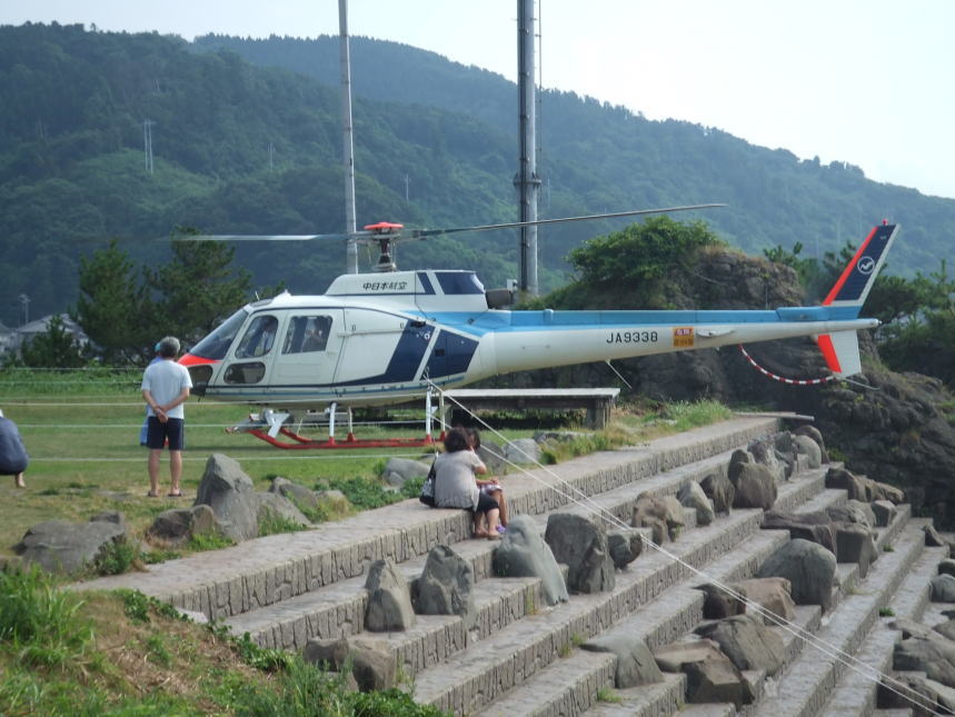遊覧飛行のヘリコプター