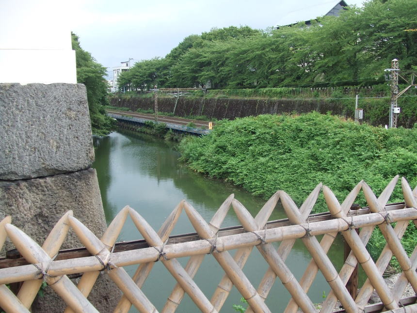 東大手門そばの濠とＪＲ奥羽線