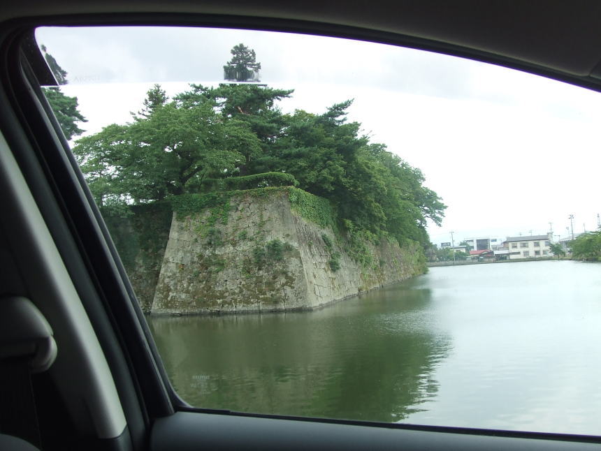 若松城の濠と石垣（駐車場出口）