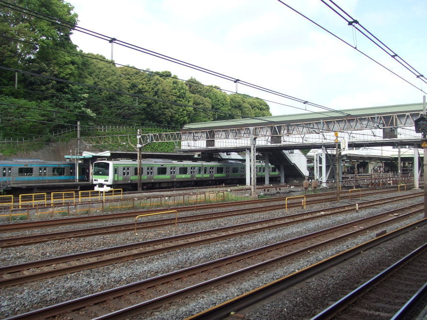 日暮里駅、常磐線ホームから臨む山手線