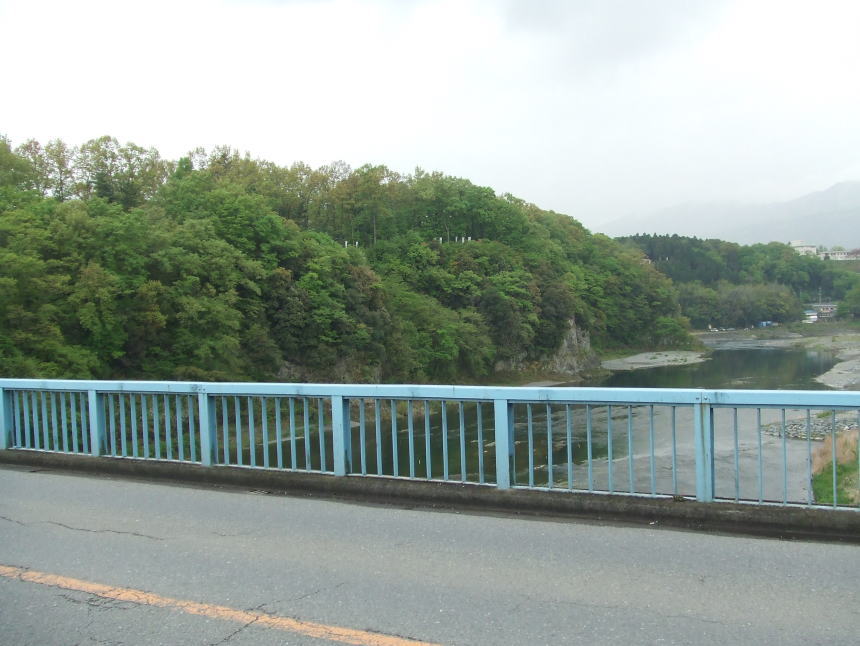 崖の上が城のあったところ