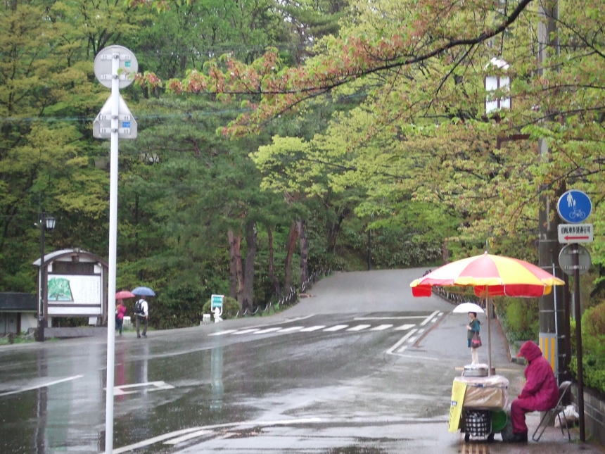 中土橋通りに続く公園出入口前