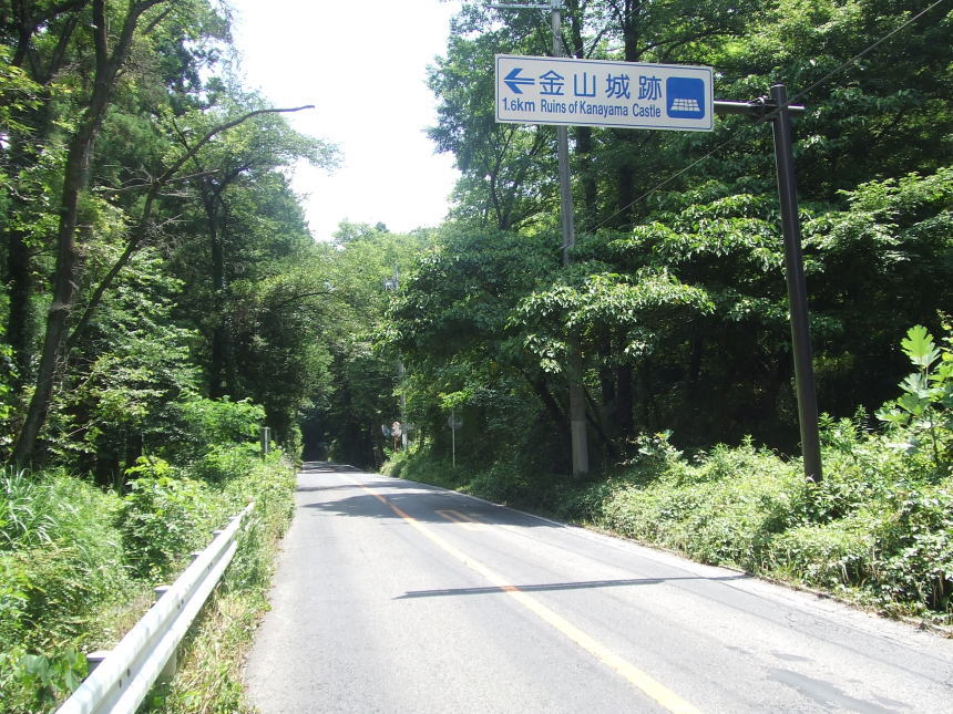 金山城への左折ポイント