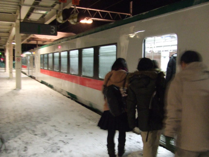 新庄駅3番線 乗換列車