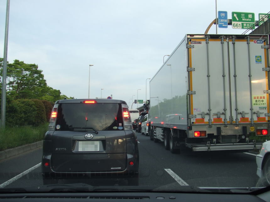 外環三郷西インターを降りた先の渋滞