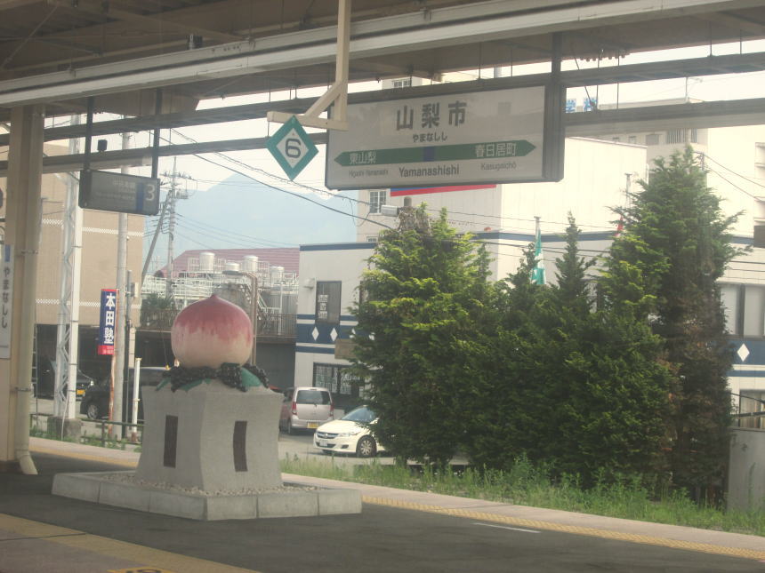 山梨市駅のモニュメント