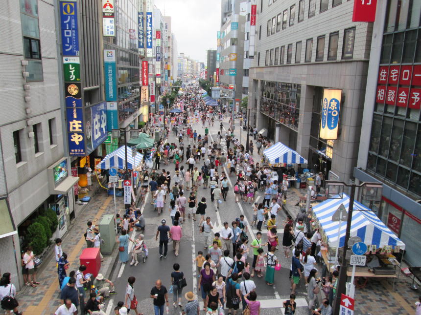 柏駅西口の大通り