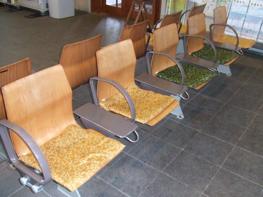白河駅待合室のベンチ