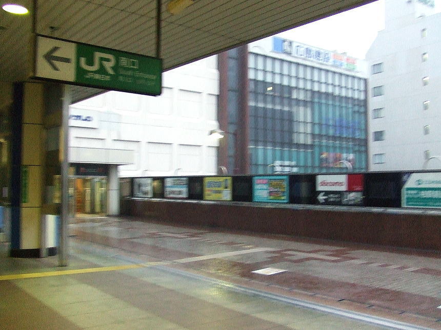 雨に濡れる柏駅南口
