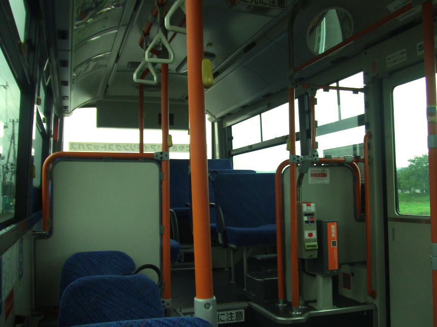 乗客がいないバス車内