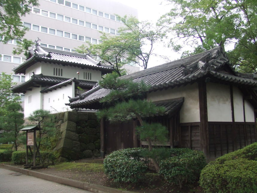 東門と乾櫓（表側）