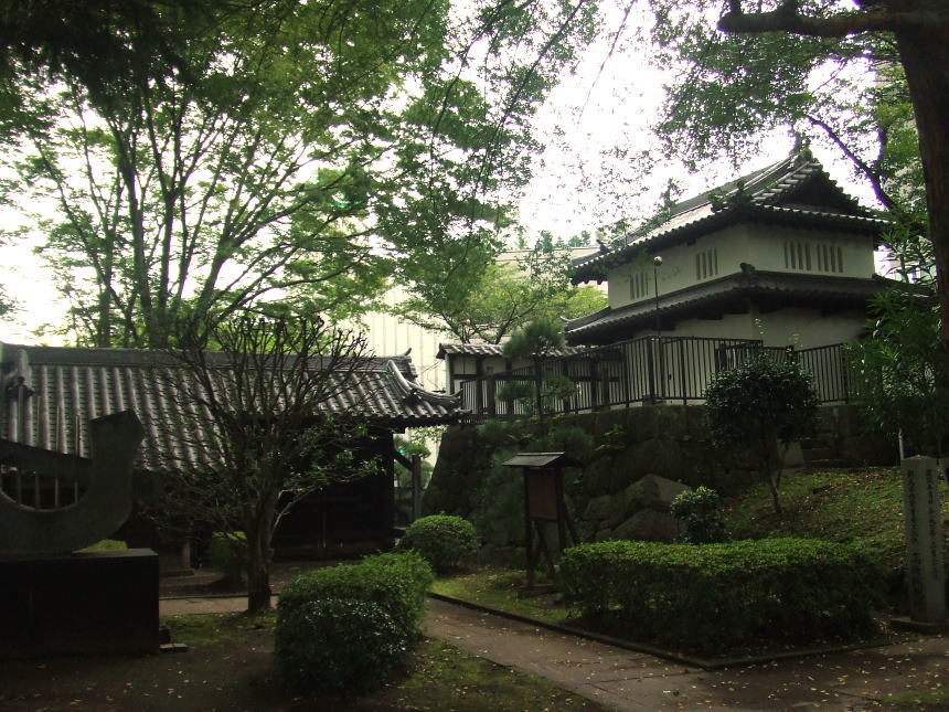 東門と乾櫓（裏側）