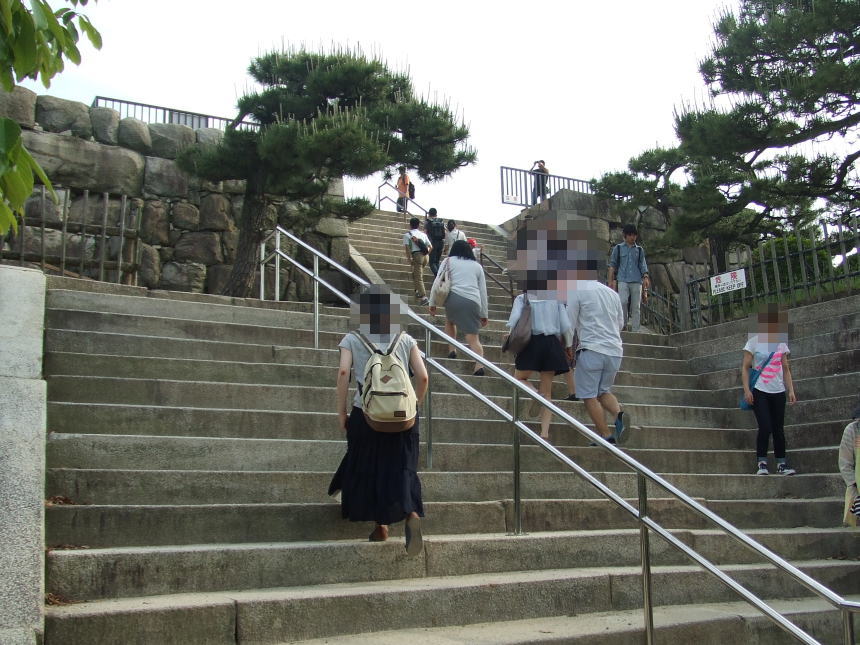 天守閣跡へ登る階段