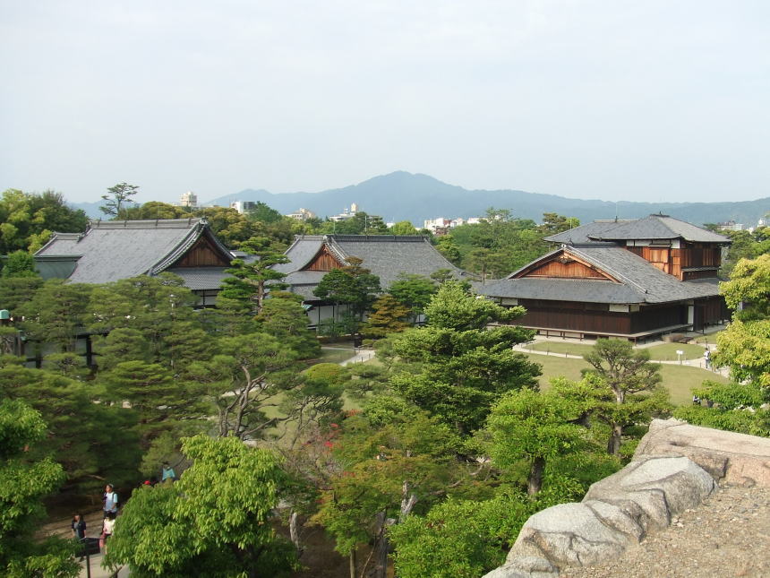 天守閣から見下ろす本丸御殿