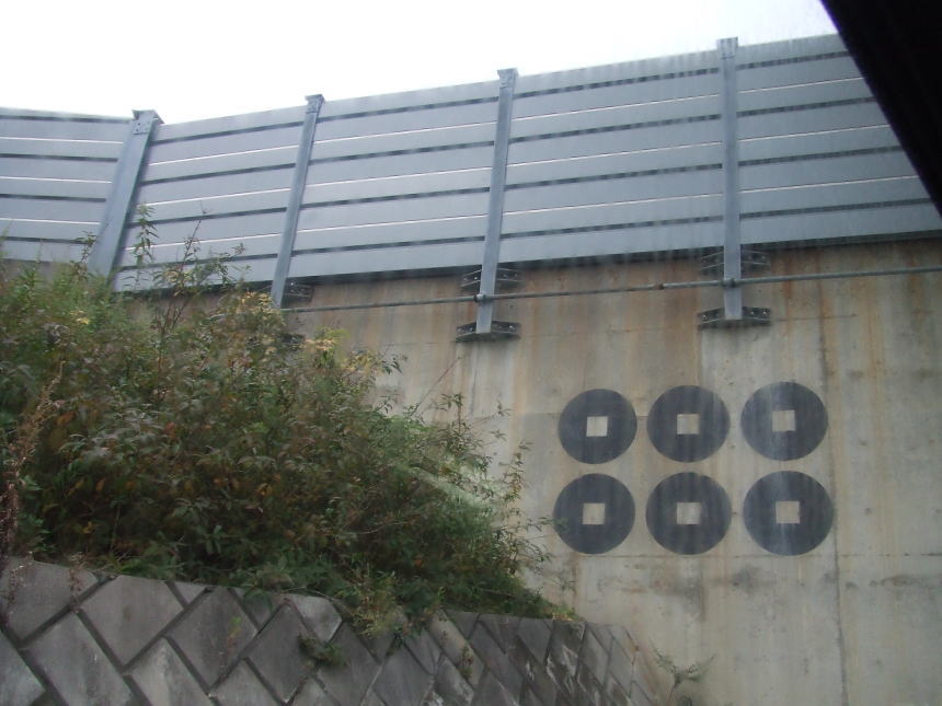 高速道路アンダーパス入口壁面