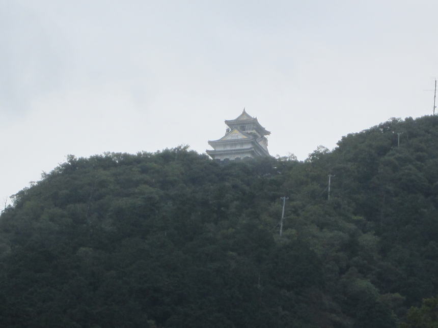 歴史博物館前から見上げる天守