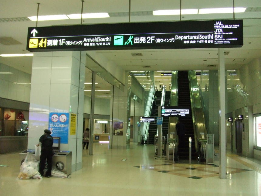 地下1階→2階直通エスカレーター