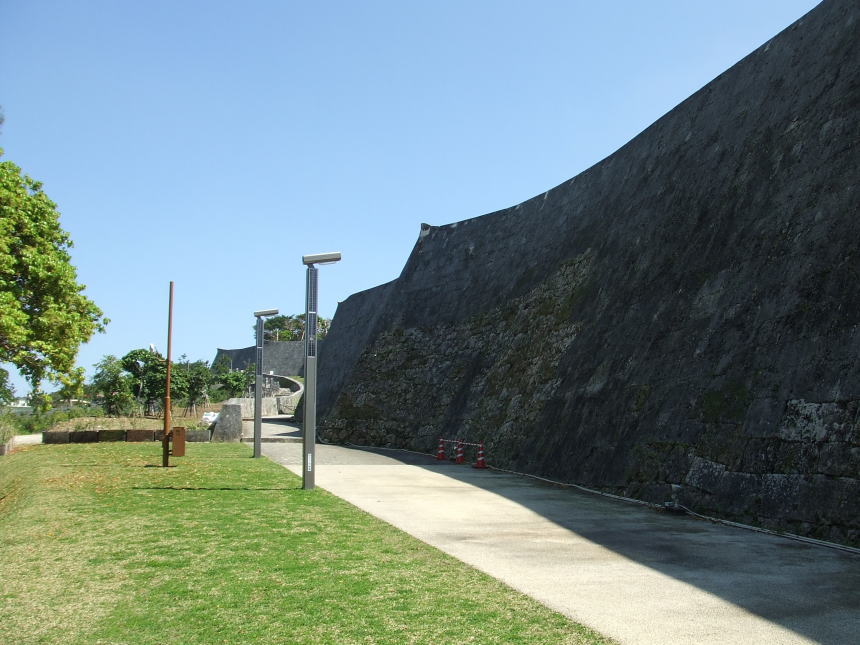 久慶門から続く城壁
