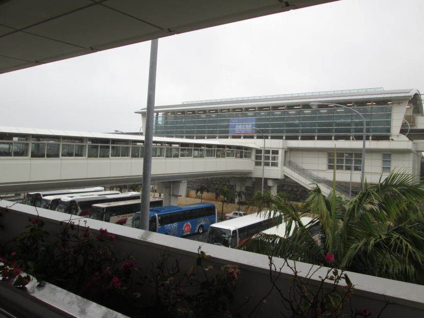 空港とゆいレール間の通路