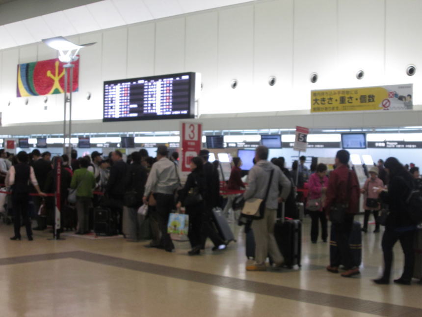 手荷物を預ける行列