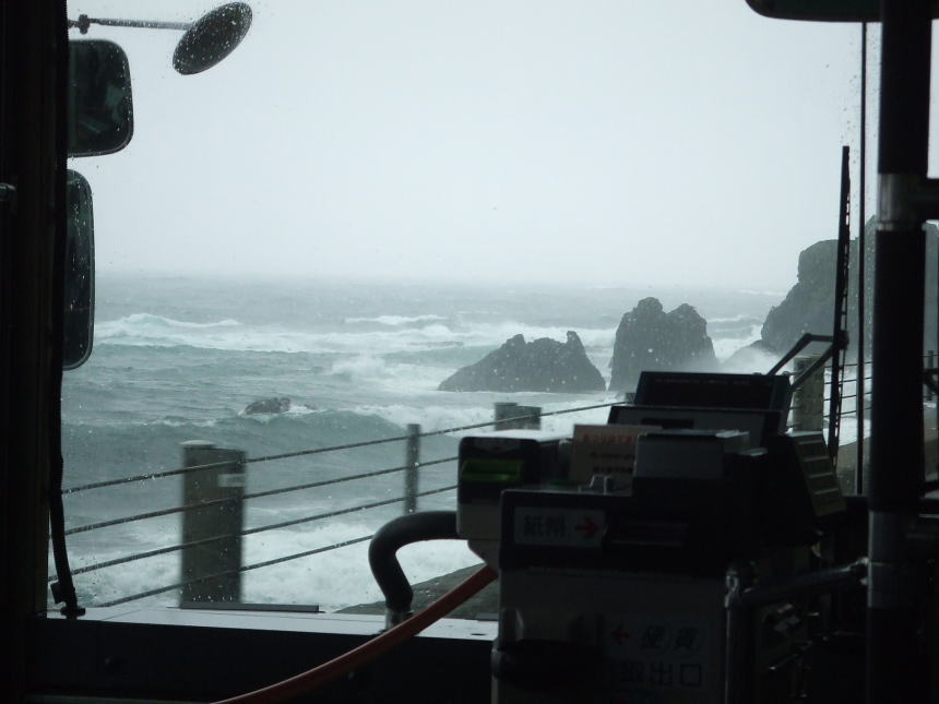海岸沿いの道を走る