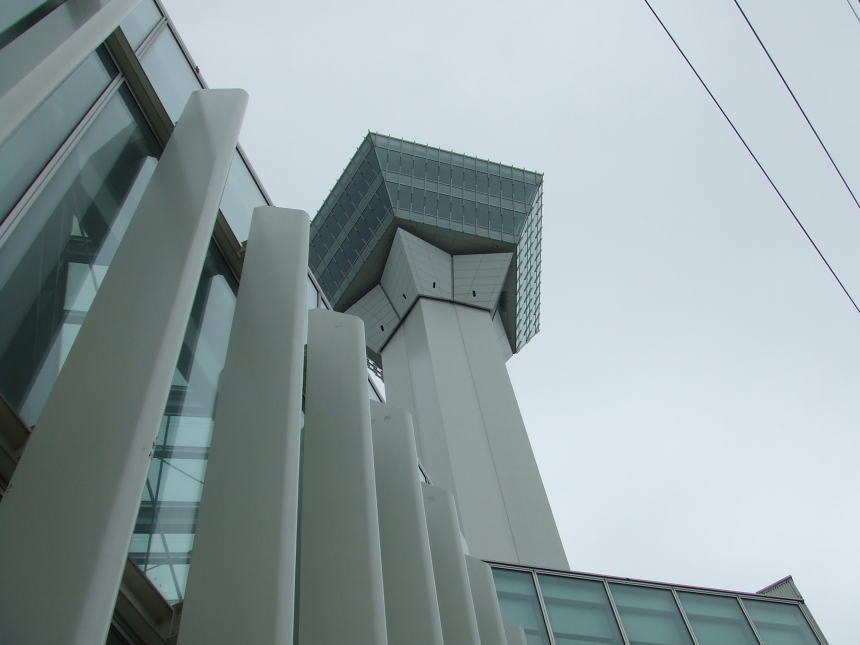 五稜郭タワーを下から見上げる