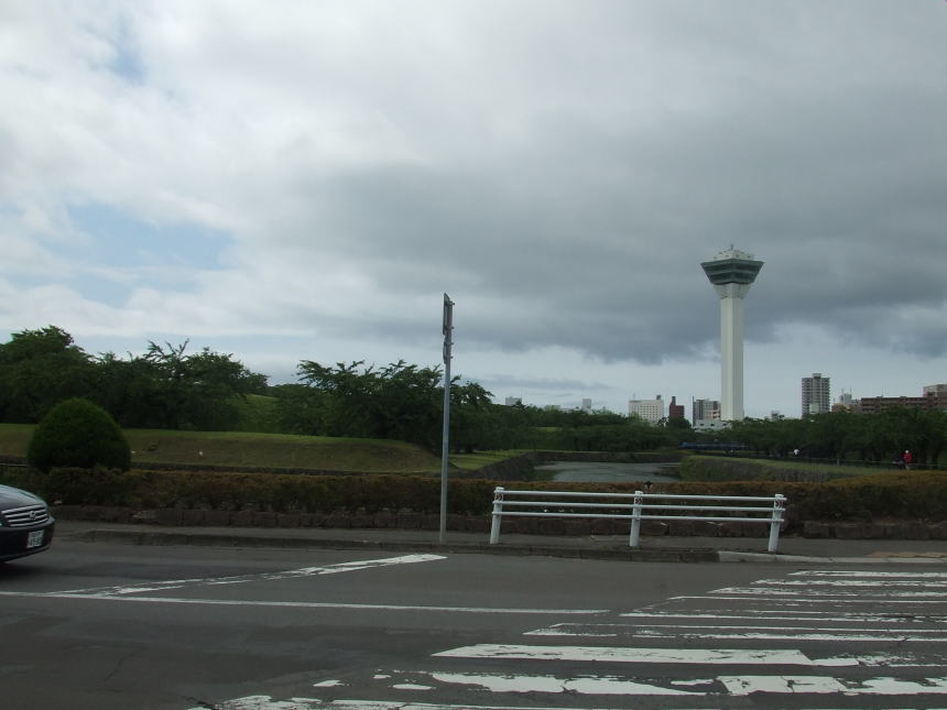 裏門橋側道路の交差点からの堀