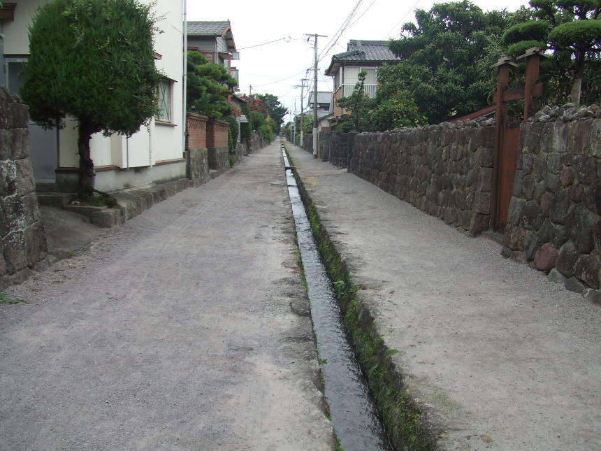 武家屋敷に続く水路