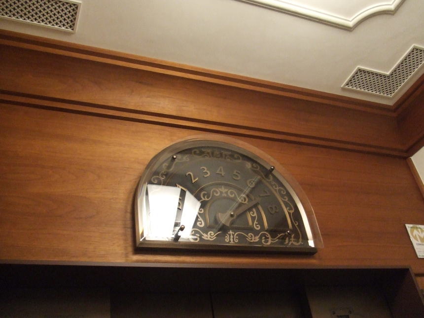 レトロなエレベータ内の階数表示