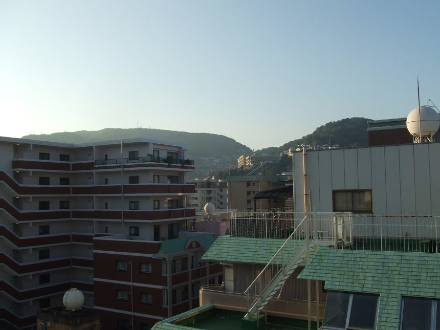 泊まった部屋から見える山側の風景