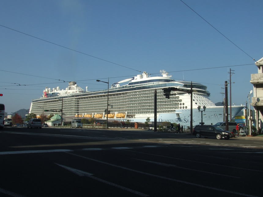 レンタカー屋向かいの港に停泊する客船