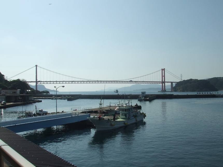 市場裏から見える平戸大橋