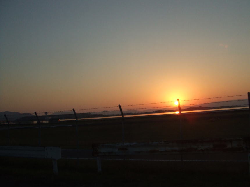 空港へ向かう途中の夕日