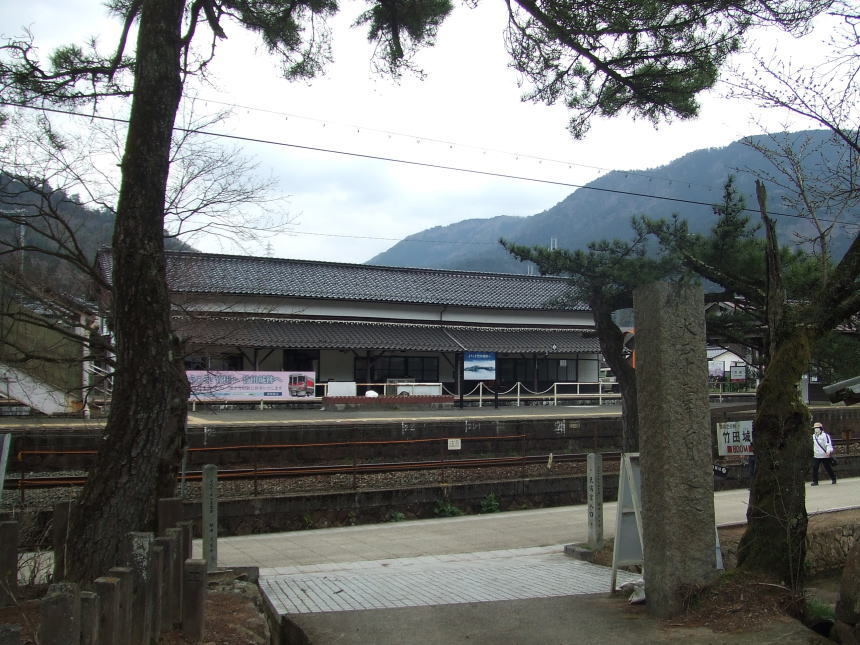 駅裏登山口（駅方向）
