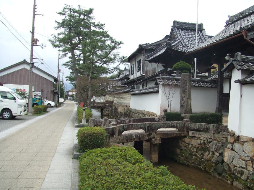 登山口が面する道路
