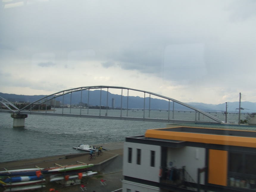 石山駅直後、琵琶湖が見える