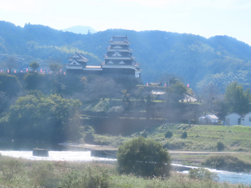 伊予大洲手前で見える天守